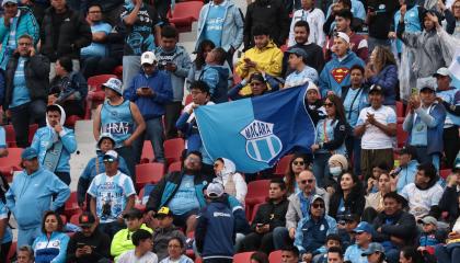 Hinchada de Macará presente en el partido frente a Liga de Quito, en el estadio Rodrigo Paz Delgado, el 25 de octubre de 2026.