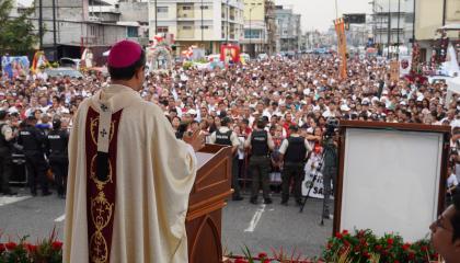 Una multitud de fieles participa en la celebración de la fiesta de Cristo Rey en Guayaquil, en 2024.