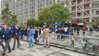 Simulacro de evacuación por sismo en los exteriores de la Plataforma Gubernamental, en el norte de Quito, este 29 de octubre.