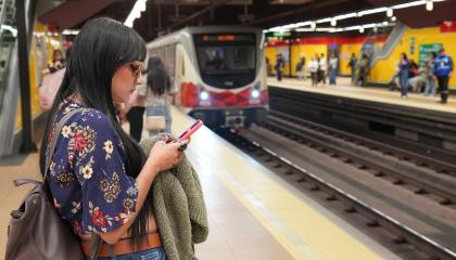 Una usuaria del Metro de Quito espera abordar unos de sus trenes en octubre de 2026.
