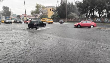 Fuertes lluvias en la avenida Mariscal Sucre, norte de Quito, este 29 de octubre de 2026.