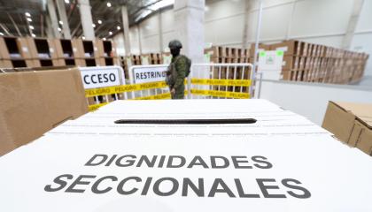Imagen de una urna para las elecciones seccionales 2027, en el centro de armado de paquetes electorales, en Quito, el 26 de octubre de 2026.