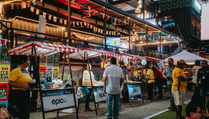 Imagen referencial de varias personas en plaza Guayarte, norte de Guayaquil, previo al feriado de noviembre de 2026.