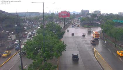 Una lluvia leve cae en la autospita Narcisa de Jesús, en Guayaquil, el 29 de octubre de 2026.
