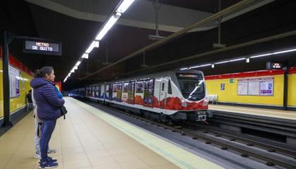 Usuarios en el Metro de Quito, que tendrá un cambio de horarios durante el feriado nacional en Ecuador.