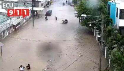Una calle anegada por las lluvias en sector de Colinas De La Florida, al noroeste de Guayaquil, el 26 de octubre de 2026.