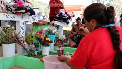 Imagen de archivo de las tradiciones por el Día de los Difuntos en un cementerio de Quito, 3 noviembre de 2022.