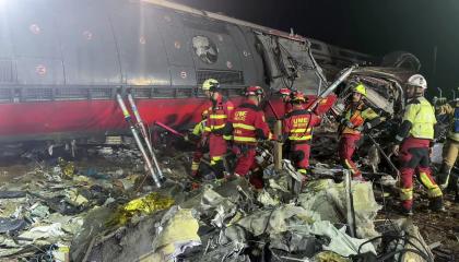 Esta imagen, extraída de un vídeo difundido el 29 de octubre de 2026, muestra a miembros de la Unidad Militar de Emergencias (UME) de España preparándose para retirar los vagones dañados tras la colisión entre dos trenes.