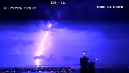 Vista de la tormenta eléctrica en Guayaquil, en el Cerro del Carmen, el 29 de octubre de 2026.