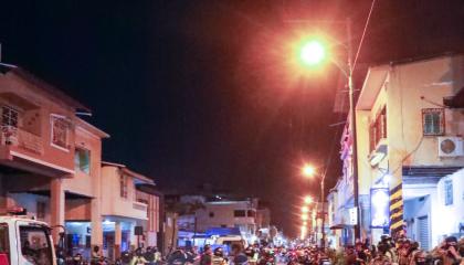 Agentes de tránsito, policías y militares realizan controles a motociclistas durante el operativo contra la denominada 'Rodada del Terror', en Guayaquil, la noche del 29 de octubre de 2026.