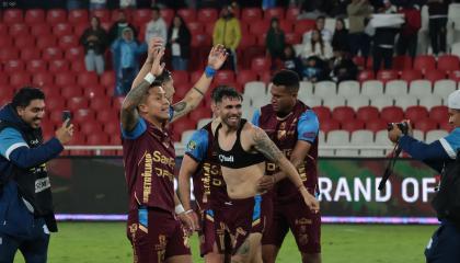 Jugadores de Macará celebran el gol en el partido frente a Liga de Quito, por la Fecha 4 del primer hexagonal de la Ligapro, el 24 de octubre de 2026.