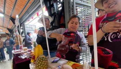 Comerciantes del Mercado 3 de Noviembre de Cuenca comparten la colada morada, en un evento realizado este 30 de octubre de 2026.