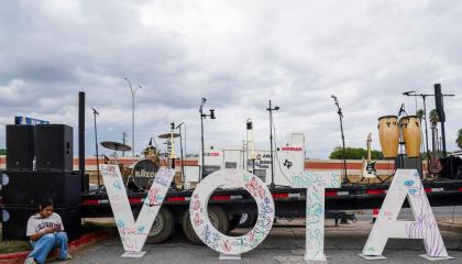Un gran cartel con la palabra 'Vota' descansa afuera de un mitin político en Texas, el 25 de octubre de 2026.