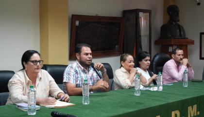 El alcalde de Vinces, Alfonso Montalván (centro), en una sesión del Concejo Municipal el 16 de octubre de 2026.
