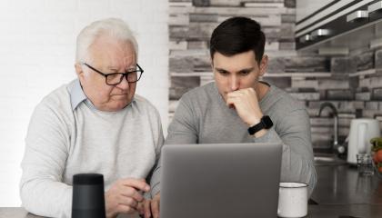 Abuelo aprendiendo a proteger sus datos