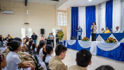 Estudiantes de bachillerato en una charla con la ministra de Educación, Gilda Alcívar, 30 de octubre de 2026