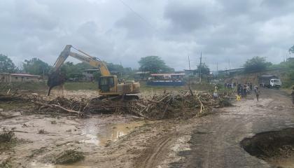 Maquinaria realiza trabajos de limpieza del ducto cajón y del cauce del río en la comuna San José, Santa Elena, como medida preventiva ante el fenómeno de El Niño, el 30 de octubre de 2026.