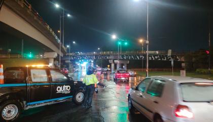 Cierre parcial en avenida Ilaló, cerca de El Triángulo, por hundimiento de la calzada el 30 de octubre de 2026.