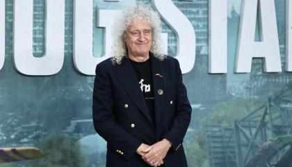 El músico británico Brian May posa a su llegada a la alfombra roja para el estreno mundial de la película 'The Dog Stars', en el centro de Londres, el 20 de agosto de 2026.