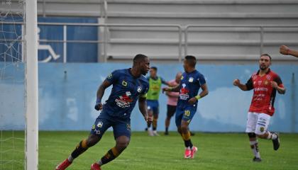 Los jugadores del Delfín celebran un gol ante Deportivo Cuenca en la Fecha 5 del hexagonal del descenso, en el estadio Jocay, el sábado 31 de octubre de 2026.
