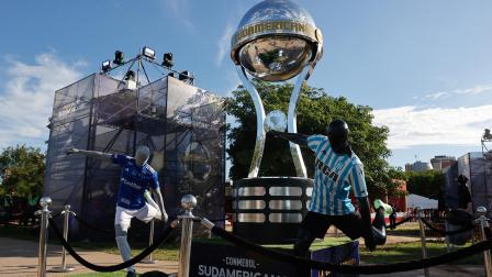 Fotografía de una réplica del trofeo de la Copa Sudamericana en la Fiesta Sudamericana, este jueves 21 de noviembre de 2024, en Asunción (Paraguay).