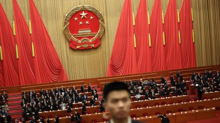 Delegados del gobierno chino abandonan la ceremonia de apertura de la Tercera Sesión de la XIV Asamblea Popular Nacional de China, en Pekín, el 5 de marzo de 2025.