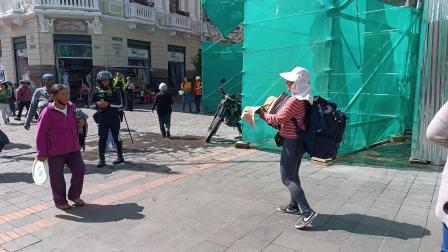 Angélica Nunink, vendedora informal, ofrece sus sombreros de tela a transeúntes en el centro de Quito, el 28 de enero de 2025. Imagen referencial.