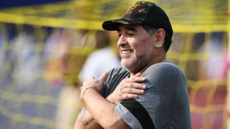 El futbolista argentino Diego Maradona gesticula durante un taller de fútbol con estudiantes en Barasat, el 12 de diciembre de 2017.