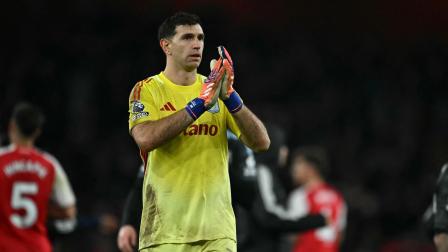 El portero argentino del Aston Villa, Emiliano Martínez, aplaude a los aficionados en el campo después del partido de la Premier League ante el Arsenal, el 30 de diciembre de 2025.