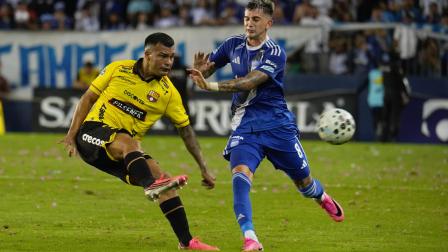 Matías Lugo, jugador de Barcelona SC disputa el balón contra un jugador de Emelec, en el clásico del astillero, por la fecha 18 de la LigaPro 2026, el 12 de julio de 2026.