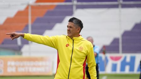 Norberto Araujo, director técnico de Aucas, da indicaciones en el partido contra Técnico Universitario, por la Fecha 20 de la LigaPro 2026, el 19 de julio de 2026.
