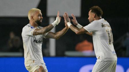 Gabriel Barbosa y Neymar Junior festejan el gol de Santos ante Macará este jueves 13 de agosto por los octavos de final de la Copa Sudamericana.