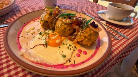 Trilogía de bolones, uno de los platos que ofrece Juan Manuel Restaurante, en el sur de Quito. 13 de agosto de 2026.