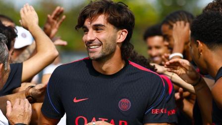 Ferran Torres sonríe en su primer día de entrenamiento con el París Saint-Germain, el 15 de agosto de 2026.