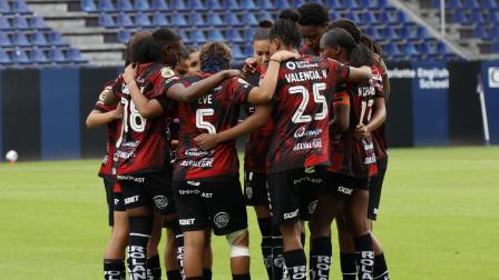Las futbolistas de Dragonas IDV se abrazan antes de enfrentar a Universidad Católica por la Superliga Femenina, el 15 de agosto de 2026.