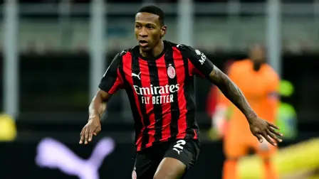 Pervis Estupiñán, durante una acción de juego con el AC Milan.
