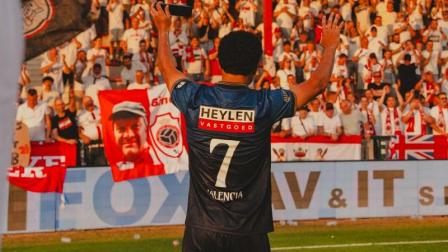 Anthonny Valencia, jugador ecuatoriano, celebrando con la hinchada del Royal Antwerp el 15 de agosto de 2026.