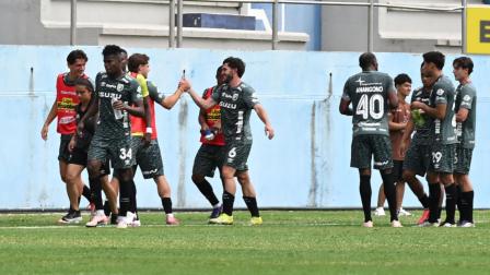 Los jugadores de Leones festejan un gol ante Manta en el estadio Jocay, el 15 de agosto de 2026.