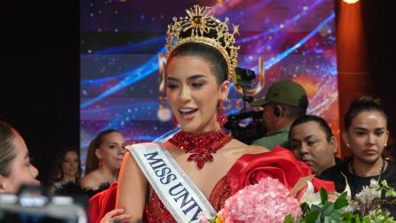 Dalia Bucaram, representante de Guayaquil, luce la corona tras ser elegida Miss Universo Ecuador 2026, en la gala final realizada en Santa Elena el 15 de agosto.