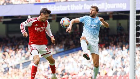 Kai Havertz de Arsenal disputa el balón con Ruben Dias de Manchester City, en la final de la Community Shield, el 16 de agosto de 2026.