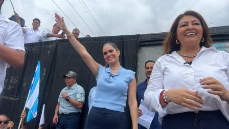 Fiorella Ycaza (centro), candidata a la Alcaldía de Guayaquil, junto a Sofía Espín, candidata a la Prefectura del Guayas, este 16 de agosto de 2026.