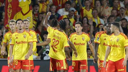 Los jugadores del Lens festejan un gol en la final de la Supercopa de Francia ante el PSG, el domingo 16 de agosto de 2026.
