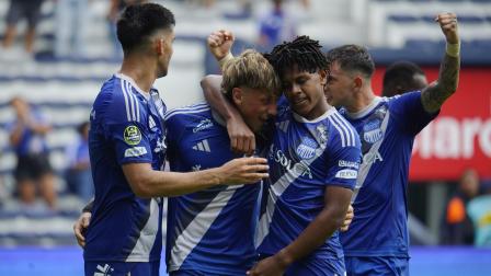 Los jugadores de Emelec festejan un gol ante Técnico Universitario en el estadio Capwell, el 16 de agosto de 2026.