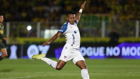 Michael Estrada, jugador de Liga de Quito patea el balón en el partido de ida de los octavos de final de la Copa Libertadores contra Mirassol, el 13 de agosto de 2026.