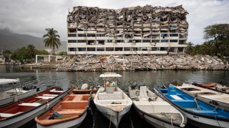 Embarcaciones frente a un edificio colapsado por el terremoto del pasado 24 de junio en La Guaira, Venezuela, el 9 de agosto de 2026.