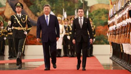 Los presidentes de China, Xi Jinping, y de Ecuador, Daniel Noboa, en el recibimiento al mandatario ecuatoriano en el Gran Palacio del Pueblo, en Beijing, el 18 de agosto de 2026.