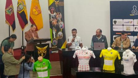 Autoridades de la Vuelta Ciclística al Ecuador 2026, presentes durante la rueda de prensa, el 18 de agosto de 2026.