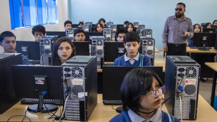 Un grupo de estudiantes ocupa una sala de computación en un colegio, en diciembre de 2025.