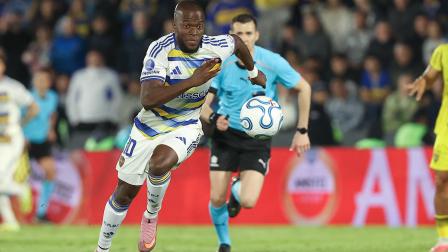 Enner Valencia, delantero ecuatoriano de Boca Juniors, controla el balón este martes 18 de agosto, ante Recoleta, por los octavos de final de la Copa Sudamericana.