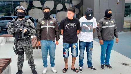 Alias 'Gato Jeremy' y otros detenidos por la Policía durante un operativo en Pomasqui, norte de Quito, el 18 de agosto de 2026.
